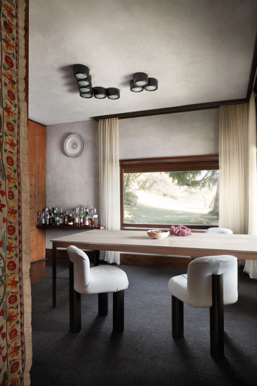 Hug Tisch - Version mit Tischplatte aus Carrara-Marmor und Nussbaum-Canalettoprofilen | Esstische | ARFLEX