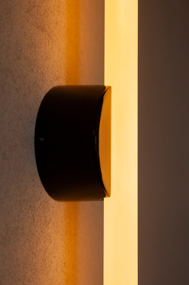 Kilter Wall Light Dark Grey IP44 | Accessori per l'illuminazione | Tala