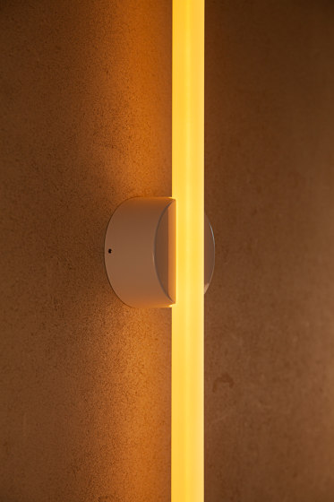 Kilter Wall Light 640mm length 2200K Solid Brass | Wandleuchten | Tala