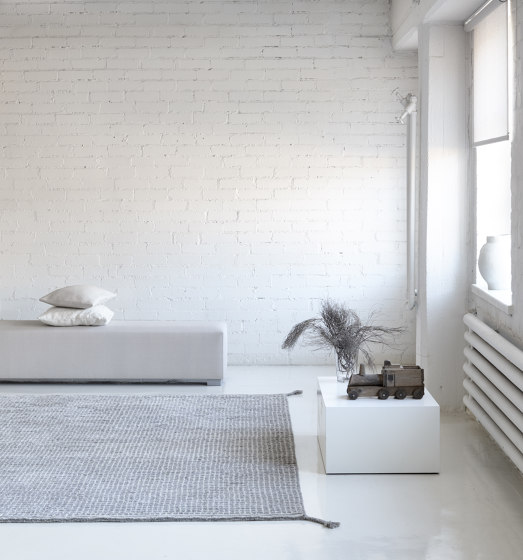 Grid hand knotted rug | white-light grey | Tappeti / Tappeti design | Woodnotes