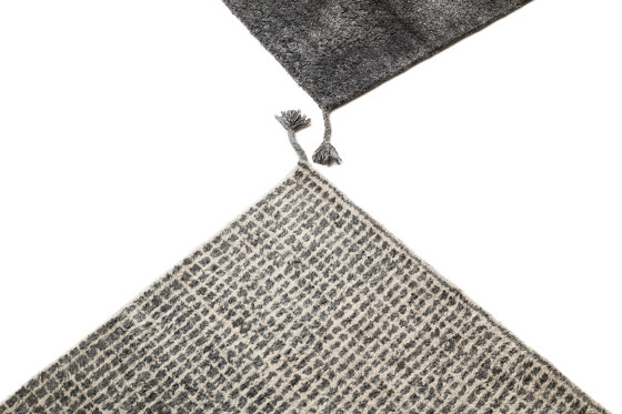 Grid hand knotted rug | white-grey | Tapis / Tapis de designers | Woodnotes