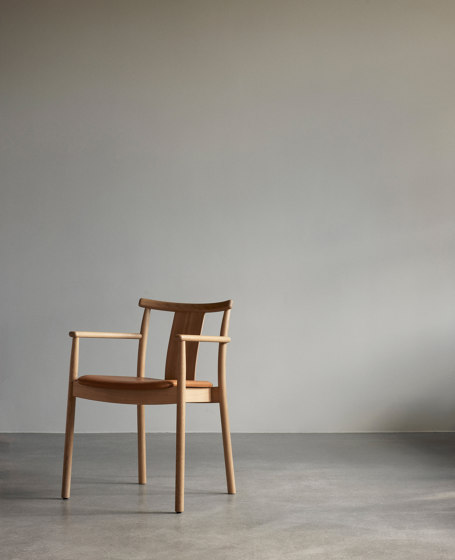 Merkur Dining Chair W. Armrest, Black Oak | MENU Bouclé 06 | Stühle | Audo Copenhagen