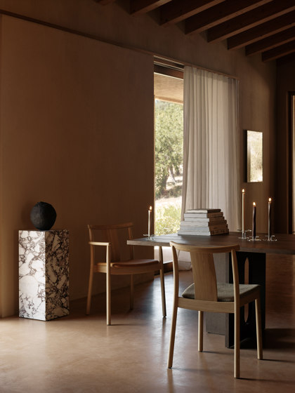 Merkur Dining Chair W. Armrest, Natural Oak | Audo Bouclé 06 | Sedie | Audo Copenhagen