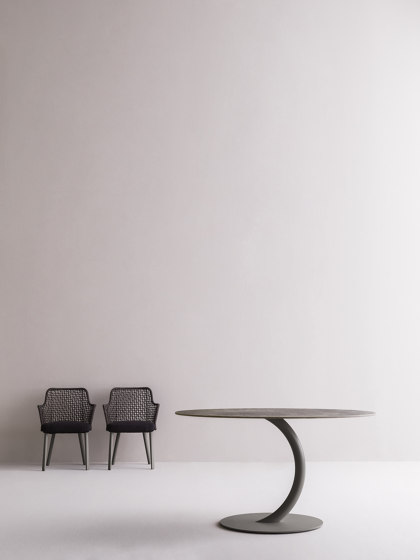 Flexion Tisch mit zentralem Fuß | Esstische | Varaschin