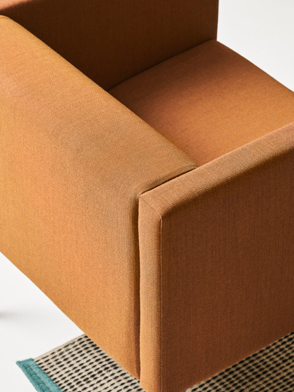 Brix - narrow armrest with sidetable | Poltrone | viccarbe