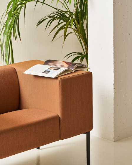 Brix - narrow armrest with sidetable | Poltrone | viccarbe