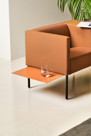 Brix - narrow armrest with sidetable | Poltrone | viccarbe