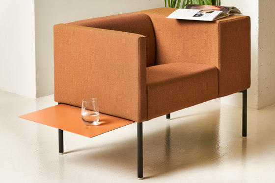 Brix - wide armrest with sidetable | Poltrone | viccarbe