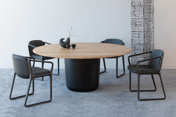 One dining round table | Esstische | CondeHouse