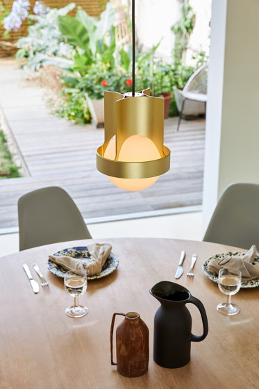 Loop Large single pendant Gold with Sphere IV | Suspended lights | Tala