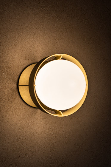 Loop Large single pendant Gold with Sphere IV | Suspended lights | Tala