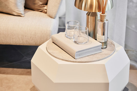 Sapphire Side Table Softtouch Off White + Marble Arrabescato Top | Tables d'appoint | DAMI Luxury Interior