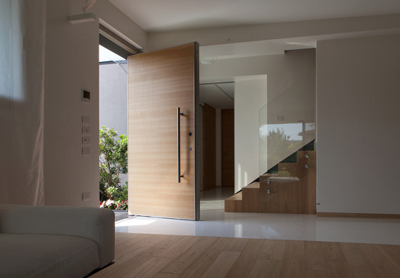Synua | Safety door with vertical pivot with Corten covering | Entrance doors | Oikos – Architetture d’ingresso