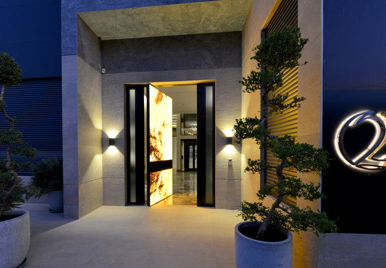 Synua | Safety door with vertical pivot with Corten covering | Entrance doors | Oikos – Architetture d’ingresso