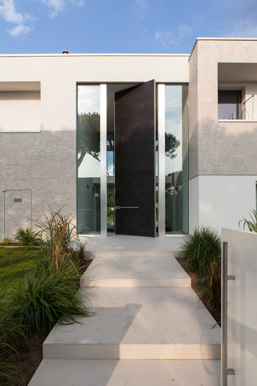 Synua | Pivot safety Door with Lacquered glossy glass covering | Entrance doors | Oikos – Architetture d’ingresso