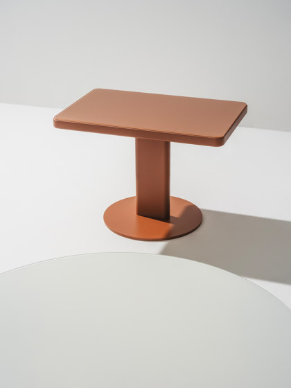 Roopa – 3 legs, h 36 cm | Coffee tables | Arper