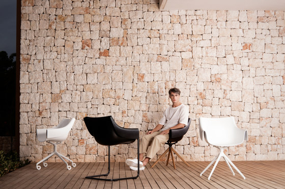 Manta Wooden Swivel Armchair | Chairs | Vondom
