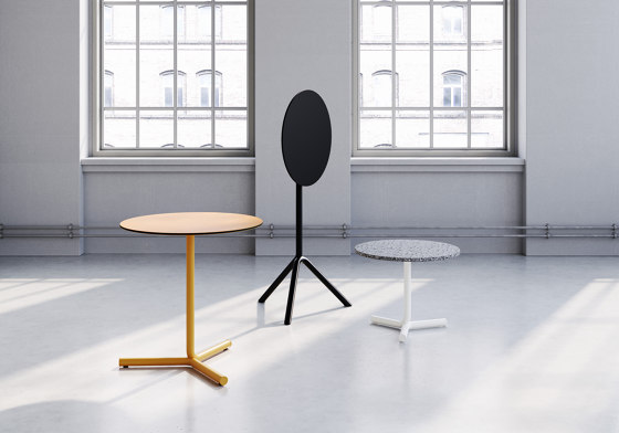 Jit 3 legs on the floor | Tables d'appoint | Infiniti