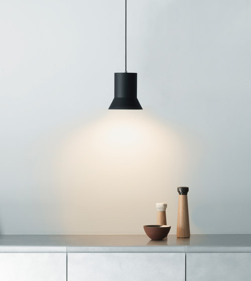 Hat Lampe Linear Klein EU Schwartz | Pendelleuchten | Normann Copenhagen