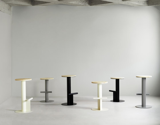 Pole Barstool 75 cm Pine/Black | Bar stools | Normann Copenhagen