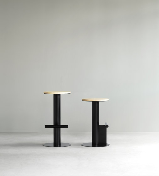 Pole Barstool 65 cm Pine/Black | Sedie bancone | Normann Copenhagen