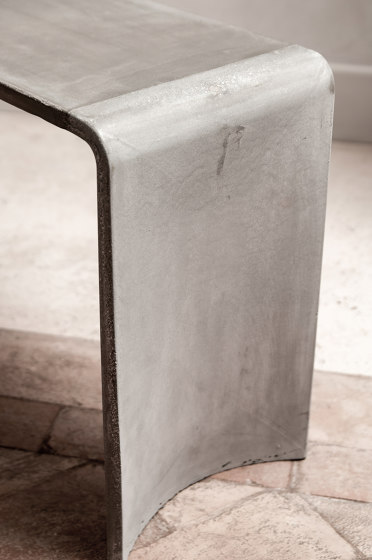 Tadao Low Console Table 80 | Mesas consola | Forma & Cemento
