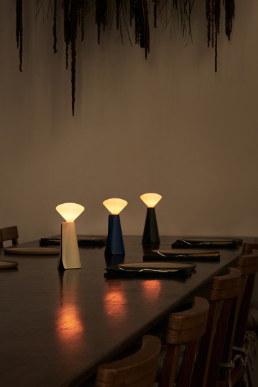 Mantle Portable Lamp in Cobalt Blue | Luminaires de table | Tala