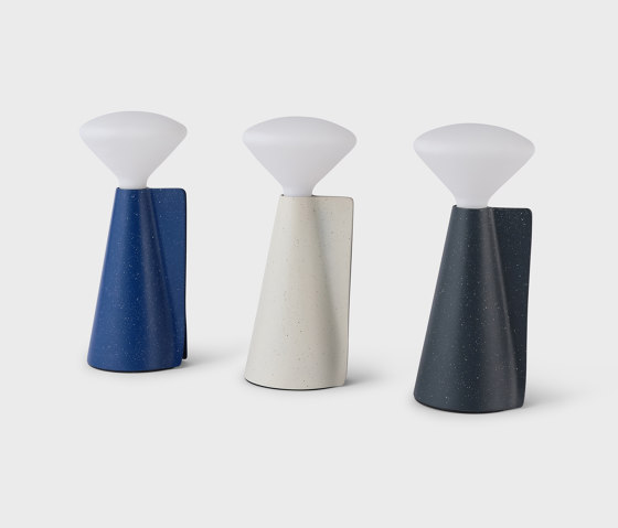 Mantle Portable Lamp in Cobalt Blue | Luminaires de table | Tala