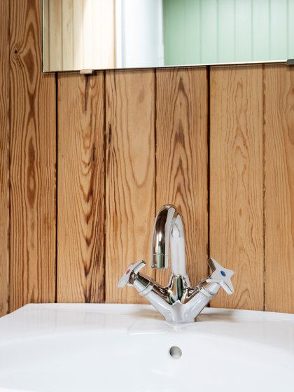 Cross-handle faucet with u200 spout | Robinetterie pour lavabo | TONI Copenhagen