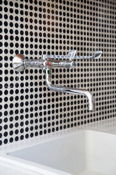 SP Elbow wall-mounted outdoor shower with foot shower | Grifería para duchas | TONI Copenhagen
