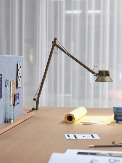 Dedicate Table Lamp | L2 w. Pin | Luminaires de table | Muuto