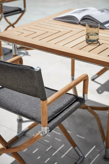 Navigator Folding Chair with Arms | Sillas | Gloster Furniture GmbH