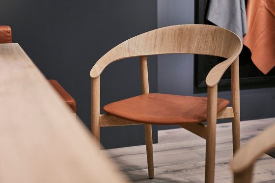 Stella | gepolstert mit Holzgestell | Stühle | FREIFRAU MANUFAKTUR