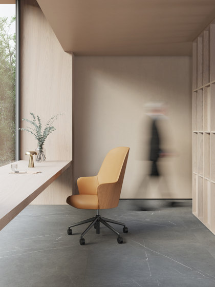 Aleta Executive chair - five casters aluminium base back in wood | Sedie | viccarbe