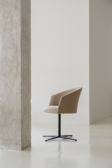 Copa chair - flat swivel base & soft upholstery | Chairs | viccarbe