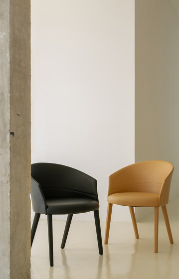 Copa chair - flat swivel base & soft upholstery | Chairs | viccarbe