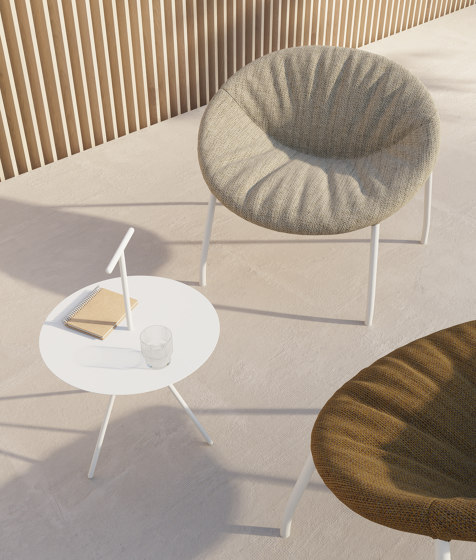 Zoco lounge chair with casters | Chaises | viccarbe