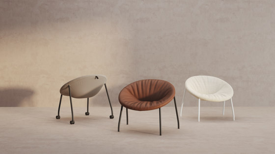 Zoco lounge chair with casters | Sedie | viccarbe