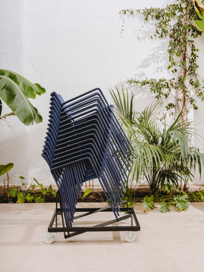 Stuhl Ema mit Kufengestell und geschlossener Rückenlehne | Stühle | ENEA