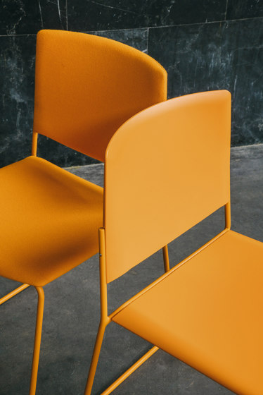 Stuhl Ema mit Kufengestell und geschlossener Rückenlehne und Armlehnen | Stühle | ENEA