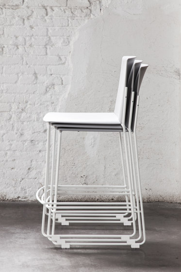 Stuhl Ema mit Kufengestell und geschlossener Rückenlehne | Stühle | ENEA