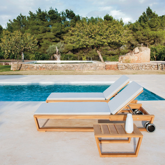 Lineal Sun bed right arm | Lettini giardino | Point