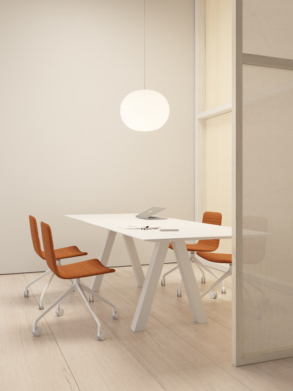 Klip chair - four metal legs base & soft upholstery | Stühle | viccarbe