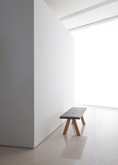 Trestle bench - simple & smooth upholstery | Bancs | viccarbe