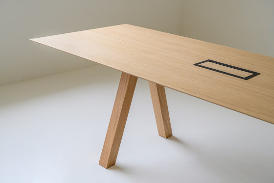 Trestle bench - simple & smooth upholstery | Sitzbänke | viccarbe