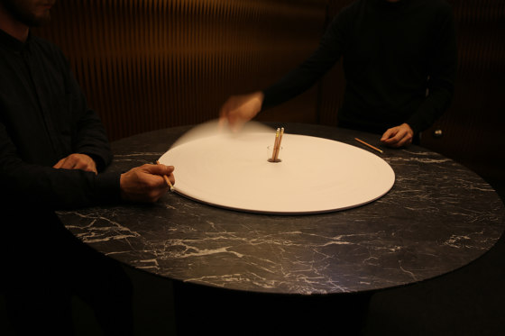 cantilever standing table circular top | natural kraft paper | Atriles | molo