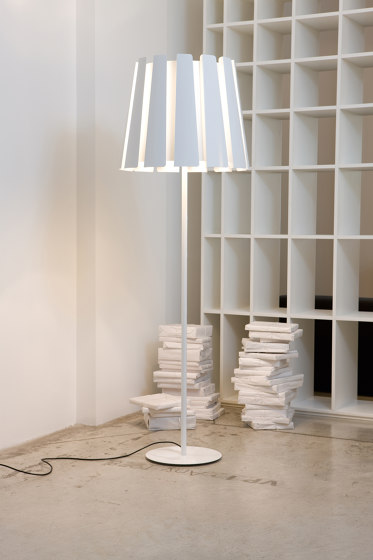 Twist | Floor lamp | Free-standing lights | Carpyen