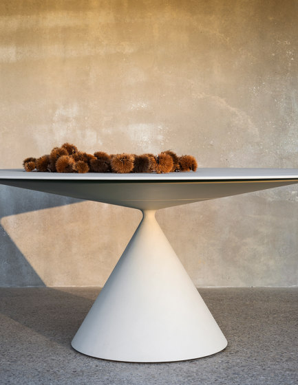 Clay | ovale table | Dining tables | Desalto