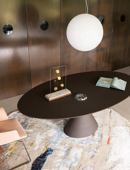 Clay | ovale table | Dining tables | Desalto