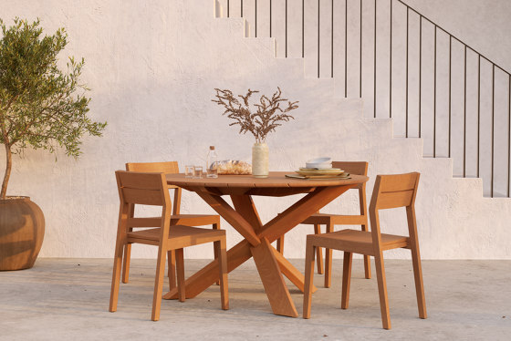 Circle | Oak dining table - varnished | Tables de repas | Ethnicraft